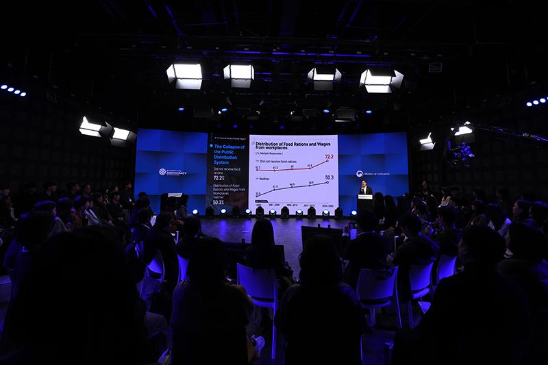 3月19日，第三届民主峰会进入第二天。图为在首尔江南区国际会展中心（COEX）举行的“市民社会及青年日开幕式”上，韩国统一部统一合作局长黄泰熙（音）正在以“民主主义与朝鲜90后”为主题，就朝鲜经济状况进行演讲。韩宣网记者全汉 摄