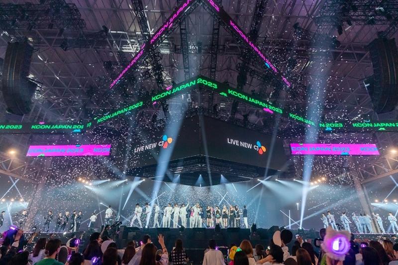 去年5月12日至14日，在日本千叶幕张国际展览中心举办的“KCON JAPAN2023”上，累计观看人数达48万人次。“KCON”在日本已成为不可或缺的韩国代表性文化活动。图片来源：CJ娱乐