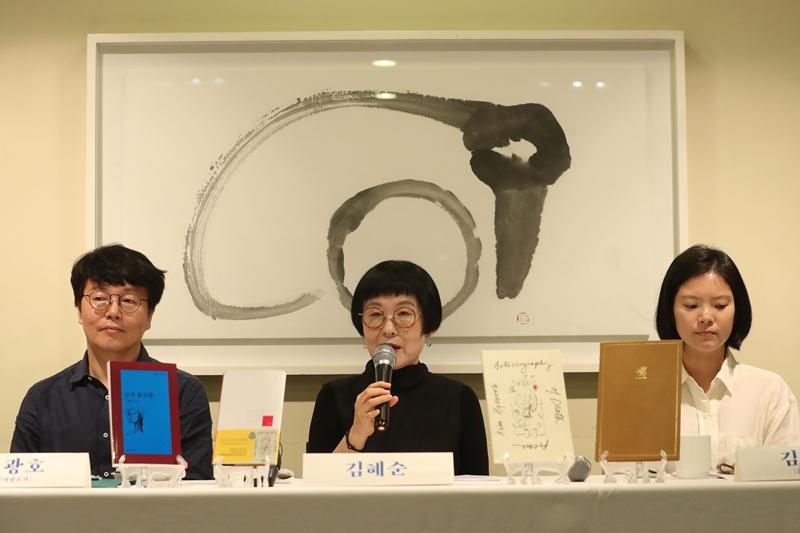 韩国作家金惠顺的《幻痛翅膀》荣获美国国家书评人协会奖（NBCC Award）诗歌奖。图为2019年6月5日，在首尔中区dalgaebi会议中心举办的记者招待会上，获得加拿大格里芬诗歌奖的金惠顺正在发表欢迎词。图片来源：韩联社
