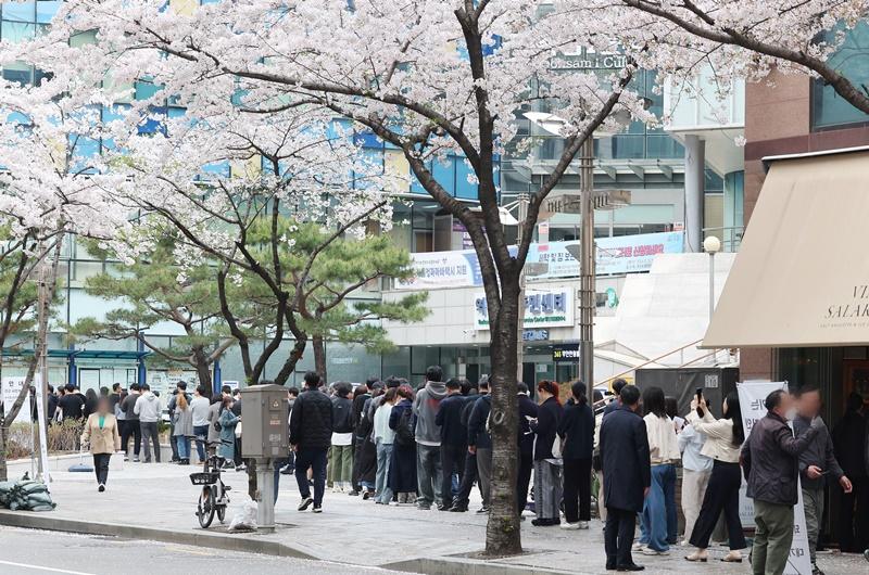 4月5日，在位于首尔江南区驿三1洞居民中心的缺席投票所前，选民们正在排队投票。图片来源：韩联社