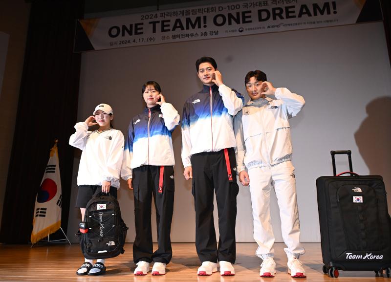 4月17日，在忠清北道镇川国家代表运动员村冠军之家举行的“ONE TEAM! ONE DREAM!”鼓励活动上，国家代表选手身穿巴黎奥运会团服合影留念。图片从左依次为，跳水选手金守志、射箭选手任时贤（音）、击剑选手吳尙旭、柔道选手李俊奂。图片来源：大韩体育会