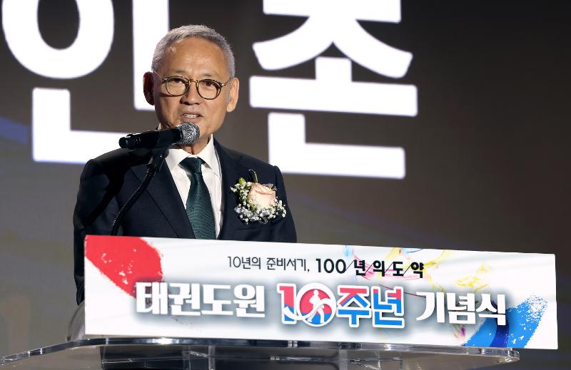 文化体育部长官柳仁村29日出席了在跆拳道院T1体育场举行的纪念仪式，祝贺跆拳道院开院10周年，鼓励了跆拳道界人士。文化体育观光部许满镇 摄