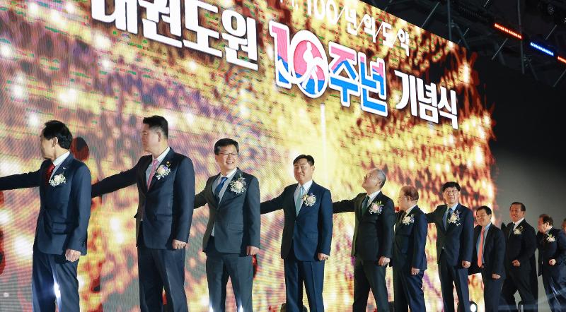 跆拳道振兴财团在跆拳道院T1体育场举办了“跆拳道院10周年纪念仪式”。当天活动上，文化体育观光部长官柳仁村（左五），全罗北道特别自治道知事金宽永，国会议员安浩永、世界跆拳道联盟总裁赵正源等四位跆拳道团体长和海外教练、奥运会奖牌得主、元老、跆拳道高段者等参加了本次活动。图片来源：全罗北道特别自治道厅