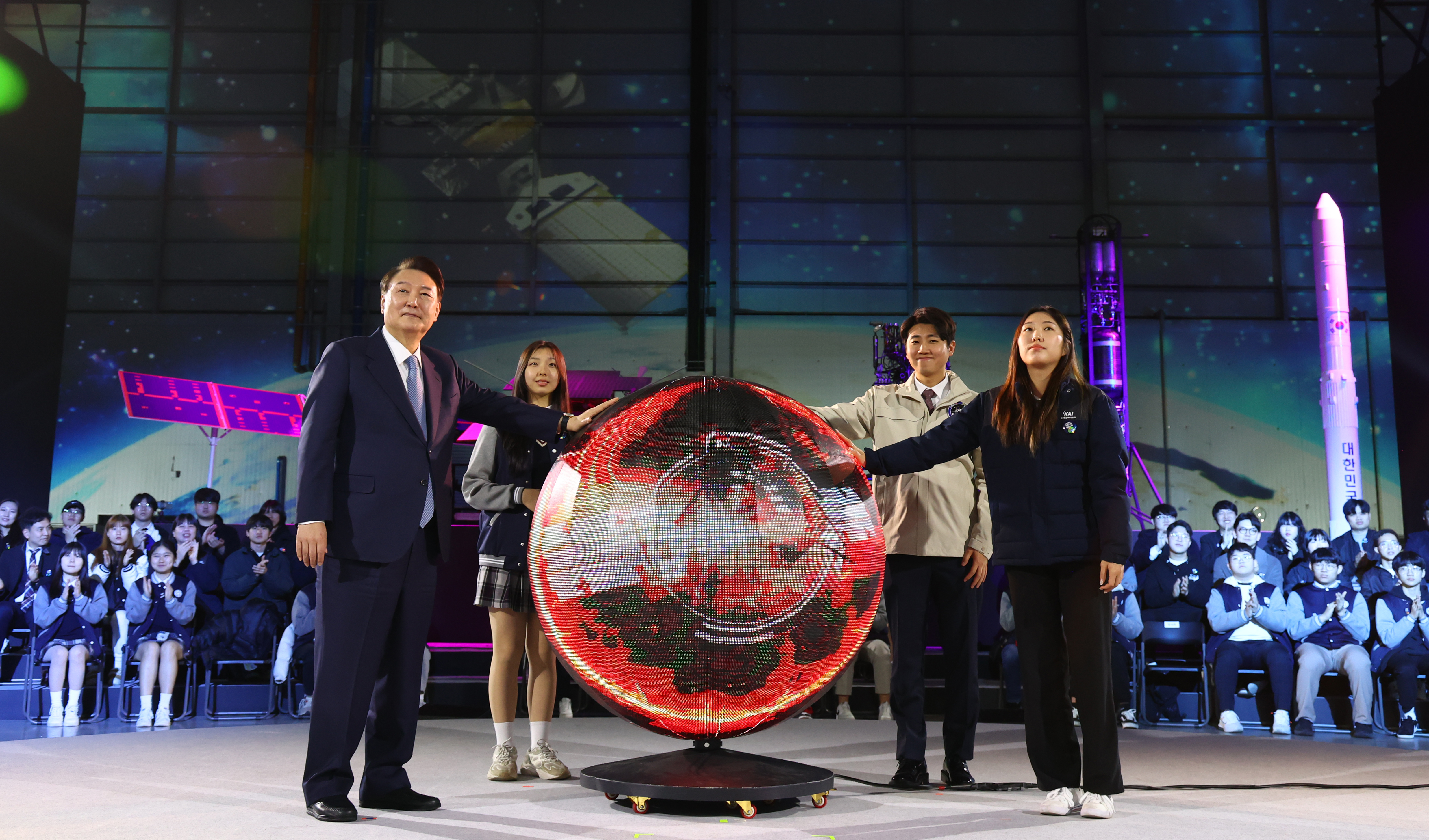3月13日，在庆尚南道泗川市韩国航空宇宙产业公司（KAI），尹锡悦出席韩国航天产业集群成立活动。尹锡悦在当天致辞表示，至2027年将把宇宙开发预算扩大至1.5万亿韩元。韩国于2022年1月，成功将首架月球轨道探测器“Danuri”号送入轨道。去年5月25日，“世界”（Nuri）号运载火箭还实现了第三次成功发射。韩国政府将于5月27日在泗川开设宇宙航空厅。图片来源：韩联社 정부는 오는 27일 사천에 우주항공청을 개청한다.