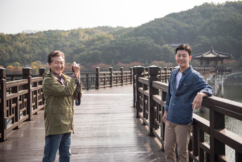 文化体育观光部14日表示，为激活国内旅游需求，和韩国观光公社携手，于14日至6月20日，开展“旅游月”活动。图为正在旅游庆尚北道安东市的游客。庆尚北道安东市以引进“数字观光居民证”，为来访游客提供宿舍、饮食等多样的旅游优惠服务。图片来源：iclickart（根据版权法，图片未经允许严禁转载复制） 