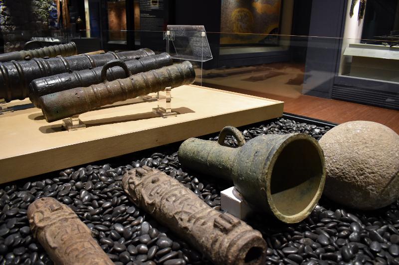 “中碗口”（右二）嘴径27.1厘米、长64.0厘米，是发射飞击震天雷或团石等子弹的火炮。韩宣网记者崔珍瑀 摄