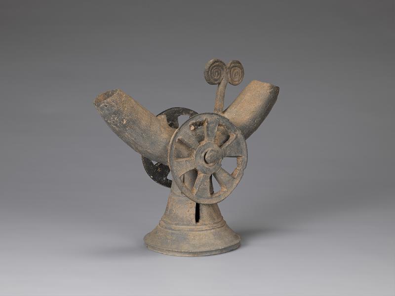 “陶轮装饰角杯”高21.6厘米、长23.3厘米、底座直径11.5厘米。底部宽，越往上越窄的圆形底座上放有角形杯子。图片来源：国立晋州博物馆