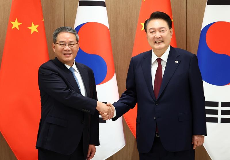 5月26日，在首尔龙山总统室，韩国总统尹锡悦与中国国务院总理李强合影留念。图片来源：韩联社