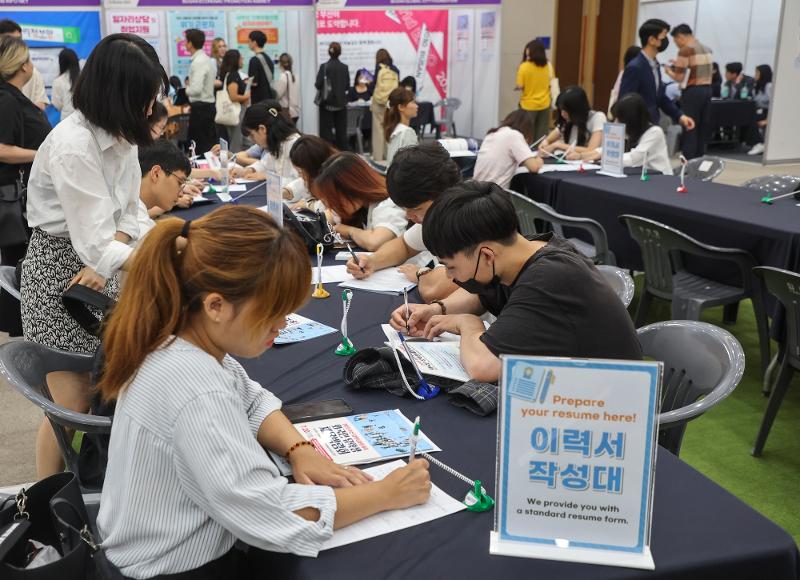 得益于外籍人口流入，2023年韩国总人口时隔三年增加。图为，去年7月，在釜山东区釜山港国际会展中心举办的招聘博览会上，正在填写个人简历的外国留学生。图片来源：韩联社