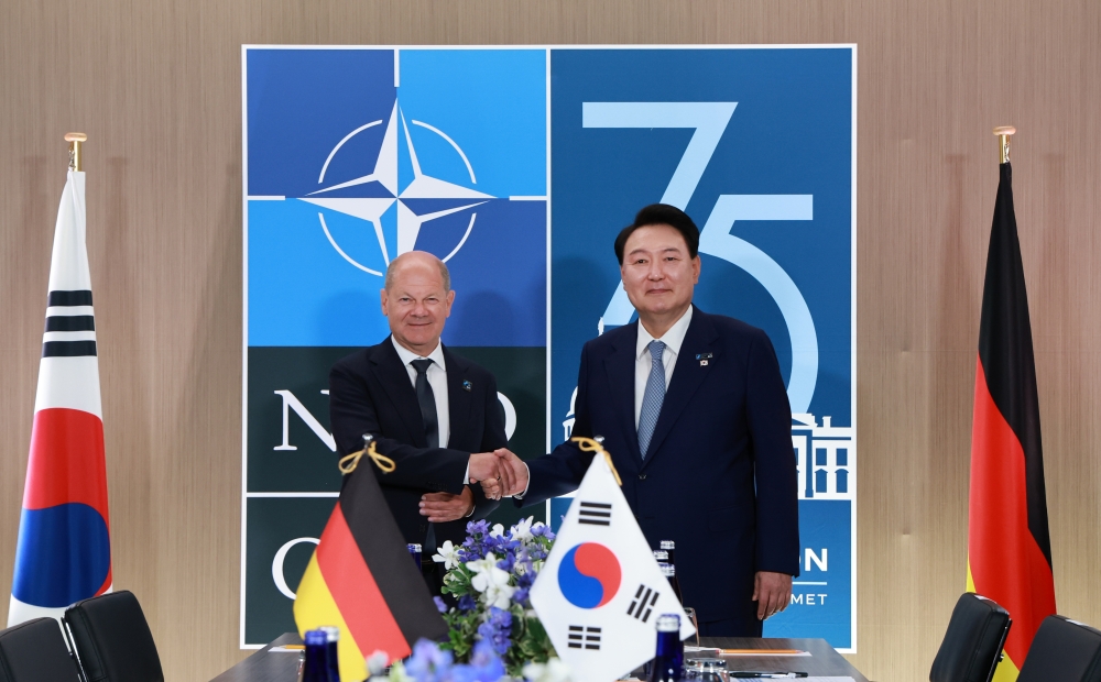 当地时间7月10日，在美国华盛顿会议中心，举办了北约第75周年峰会。图为，在韩德首脑会晤上，韩国总统尹锡悦同德国总理奥拉夫·朔尔茨握手。图片来源：韩联社