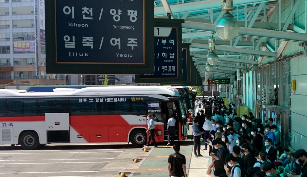 韩国政府为提高外国游客出行便利，将扩大长途汽车网上预售路线，并开通海外信用卡结算。图为2022年中秋假期第一天，忠清北道清州市兴德区长途汽车站。图片来源：韩联社
