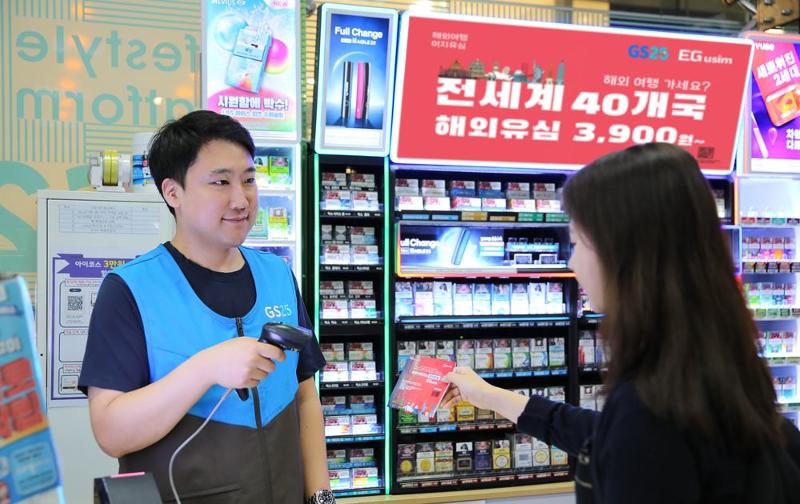 7月10日，韩国便利店GS25表示，将与Codemobile携手，出售全球40个国家共用的SIM移动通信手机卡“EG usim”。图为顾客正在GS25便利店正在购买手机卡。图片来源：GS零售
