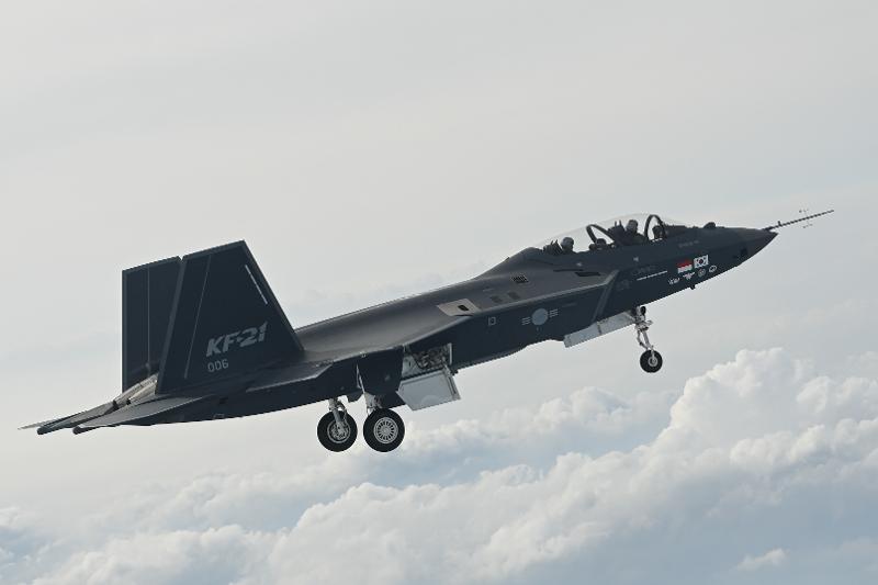 韩国自行研发的首款国产主力机型——“KF-21”战斗机正式进入量产。图为，