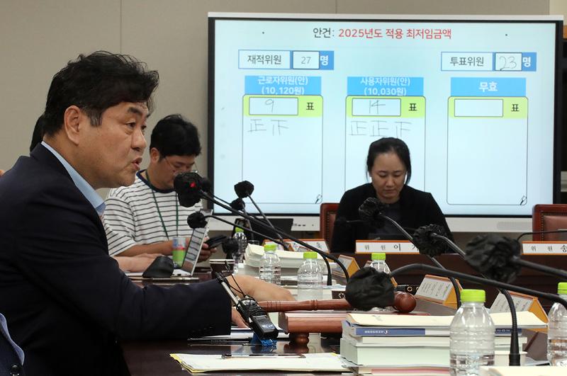 7月12日，最低工资委员会决定将明年最低时薪定为1.003韩元。图为，7月12日凌晨，在中央政府世宗办公大楼，最低工资委员会第11次全体会议结束后，最低工资委员会委员长李仁载（音）正在回答记者的提问。图片来源：韩联社