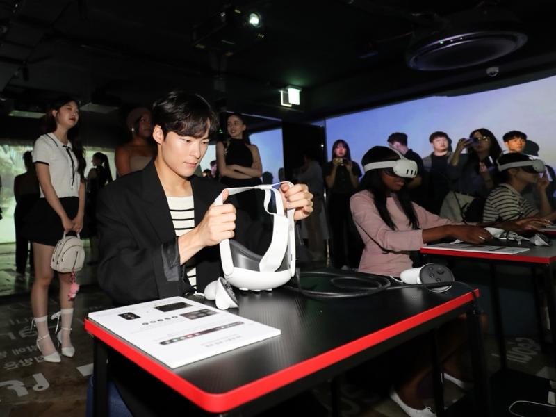 8月12日，在首尔钟路区画廊光化举办的“韩剧聚焦”展览开幕式上，演员宋健锡（音）正在体验“韩剧虚拟现实影像”。图片来源：韩国观光公社