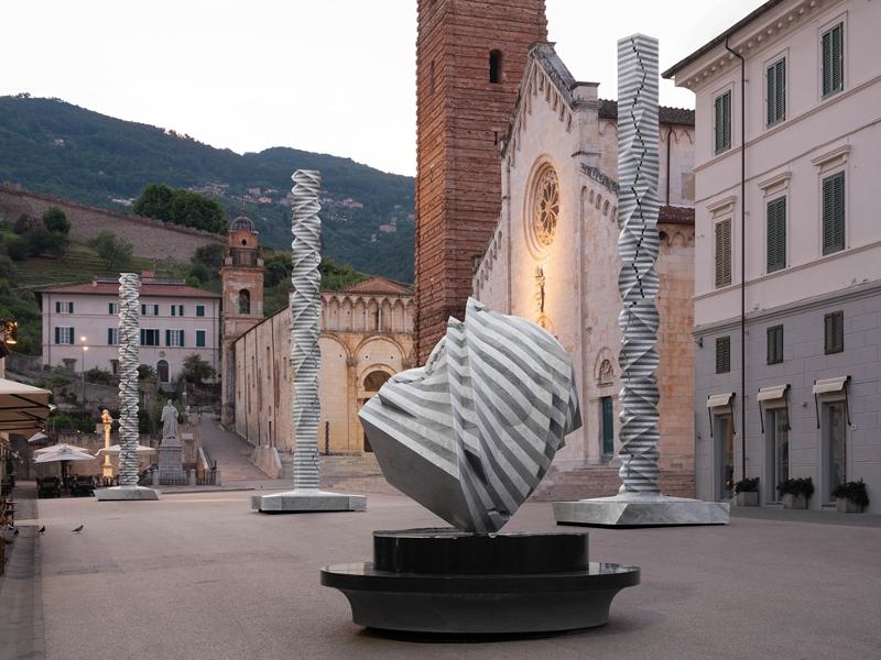 设在意大利皮耶特拉圣多莫广场的朴银宣作品《Colonna Infinita – Accrescimento》（2024）。展览将举行至9月22日。图片来源：朴垠宣官网