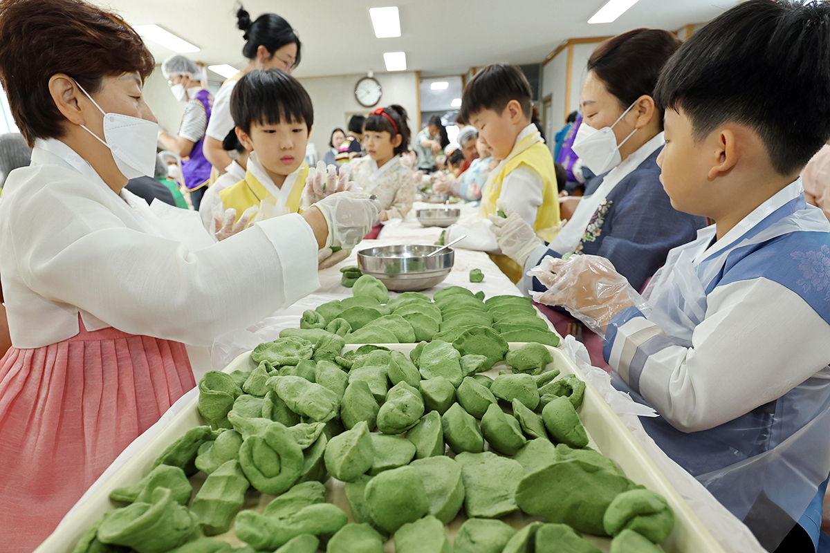  9月10日，在光州北区梧峙2洞居民中心，为迎接中秋，居民和孩子们围坐在一起正在制作松饼。