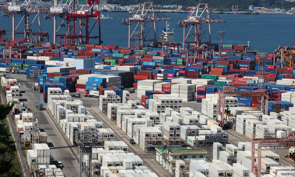 当地时间10月22日，国际货币基金组织（IMF）发表《世界经济展望报告》预测称，韩国今年人均国内生产总值（GDP）将领先于日本和台湾。图为今年9月，釜山市南区釜山港码头。图片来源：韩联社