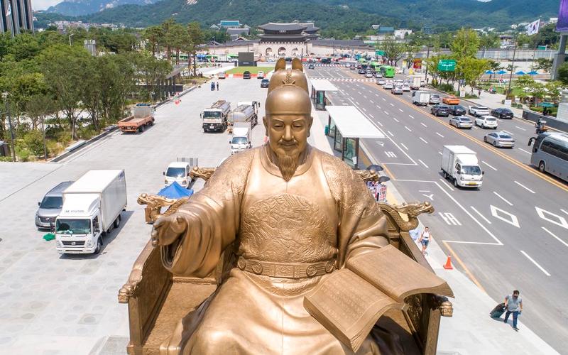 图为位于首尔钟路区光化门广场的世宗大王铜像。图片来源：韩联社