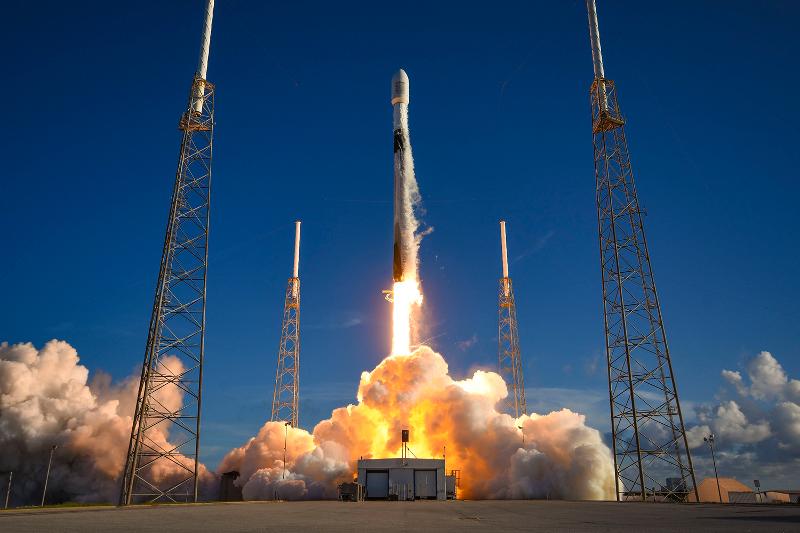  韩国宇宙航空厅表示，将与全世界共享宇宙探索数据。图为2022年8月5日，在美国佛罗里达州卡纳维拉尔角太空军基地40号航天发射场，韩国首架月球轨道探测器“Danuri”号载有韩国探月器的“猎鹰9”号发射升空。图片来源：韩国航空宇宙研究院