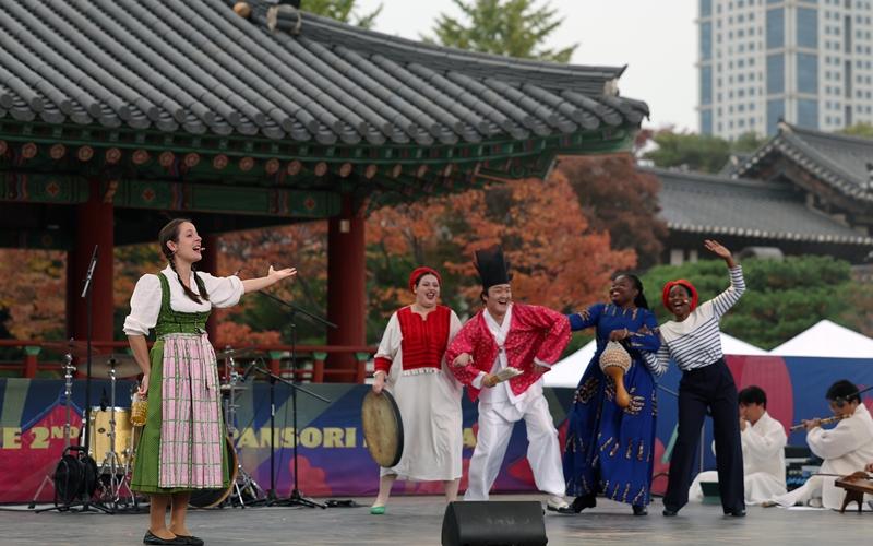 图为外国说唱演员的独幕唱剧《全球孬夫》演出场面。韩宣网记者李俊英 摄