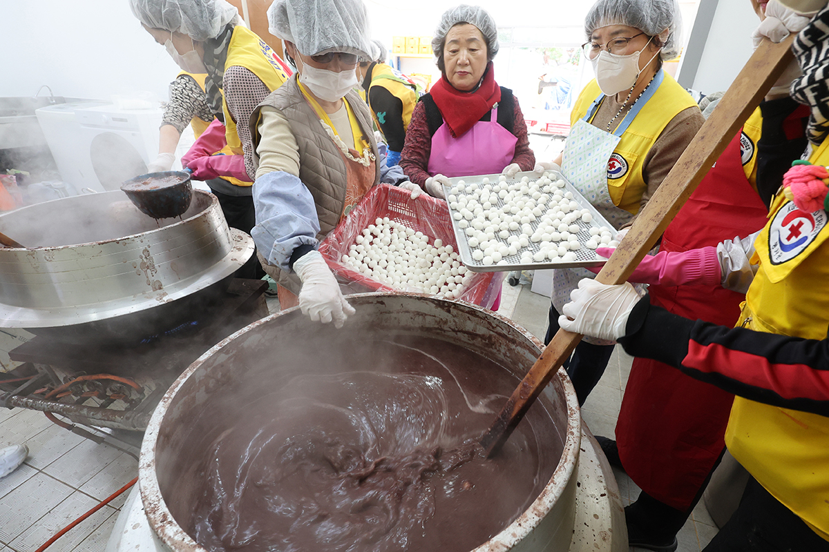 12月19日，距离冬至还有两天。图为在釜山机张郡农业技术中心，大韩红十字会机张郡地区志愿者们正在熬冬至红豆粥。