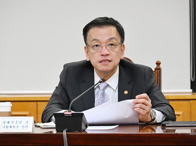 12月9日，在首尔中区全国银行联合会馆，韩国经济副总理兼企划财政部长官崔相穆主持召开“宏观经济与金融座谈会”。图片来源：企划财政部