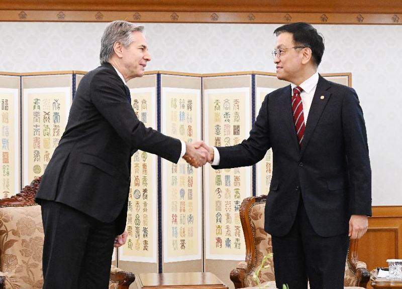 1月6日，韩国代行总统职权的副总理兼企划财政部长官崔相穆（右）在首尔政府办公楼与美国国务卿安东尼·布林肯握手致意。图片来源：韩国企划财政部