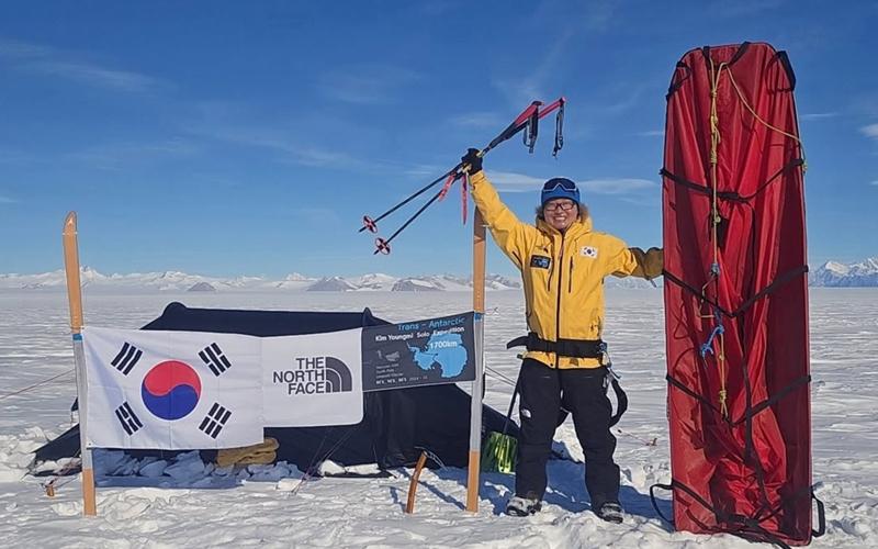 当地时间1月17日，韩国登山家金英美（音、44岁、The North Face运动员队队长）成功完成了全长1700公里的南极大陆单人穿越。图为金英美到达南极大陆穿越终点。图片来源：金英美Instagram截图