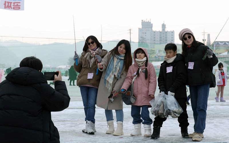 1月14日，外国游客在江原道华川郡华川川举办的华川山鳟鱼庆典上合影留念。韩宣网记者李俊英 摄