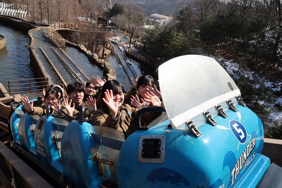2月21日下午，在京畿龙仁市爱宝乐园，之前暂停运行的游玩设施&ldquo;雷霆瀑布&rdquo;重新启动。