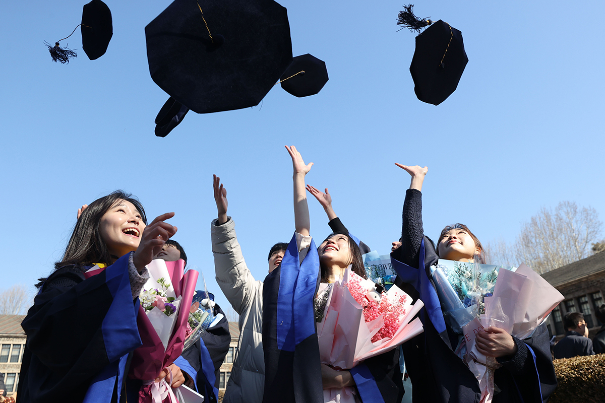 2月24日，在首尔西大门区延世大学举行的学位授予仪式上，毕业生们正抛学士帽庆祝毕业。