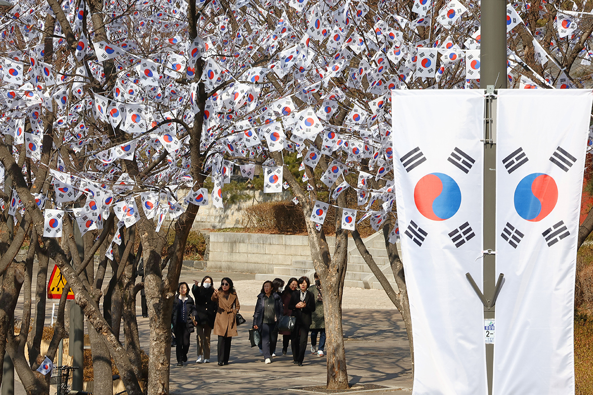 2月25日，首尔龙山区孝昌公园街头挂起了国旗，纪念即将到来的三一独立运动106周年