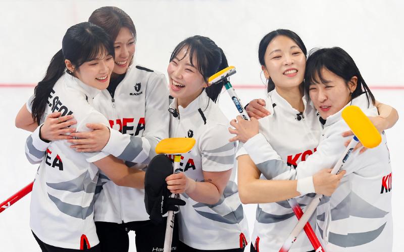 2月14日，在哈尔滨市平房区冰壶馆，韩国冰壶女队对阵中国队，以7比2的成绩获胜，获得金牌。图片来源：韩联社