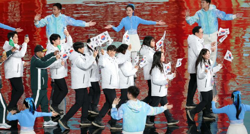 2月14日，在中国哈尔滨国际体育会展中心举行的第九届亚洲冬季运动会闭幕式上，韩国对正在入场。图片来源：韩联社