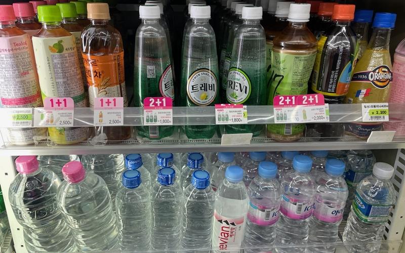 今后，瓶装水和饮料生产企业将被强制要求按一定比例使用再生原料。图为2月26日，首尔市内某便利店货架上的饮料。韩宣网记者金善雅 摄