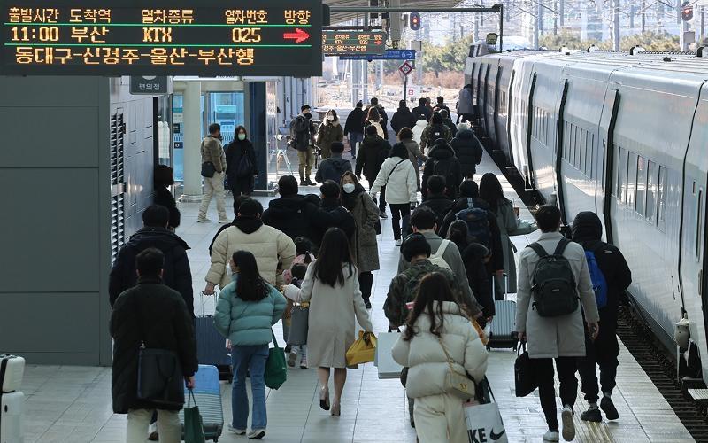 2月27日，韩国国土交通部和韩国铁路公社（Korail）表示，韩国旅行综合平台Korail MaaS自去年6月推出以来，6个月累计使用流量达578万。图为2023年1月20日的首尔火车站。图片来源：韩联社