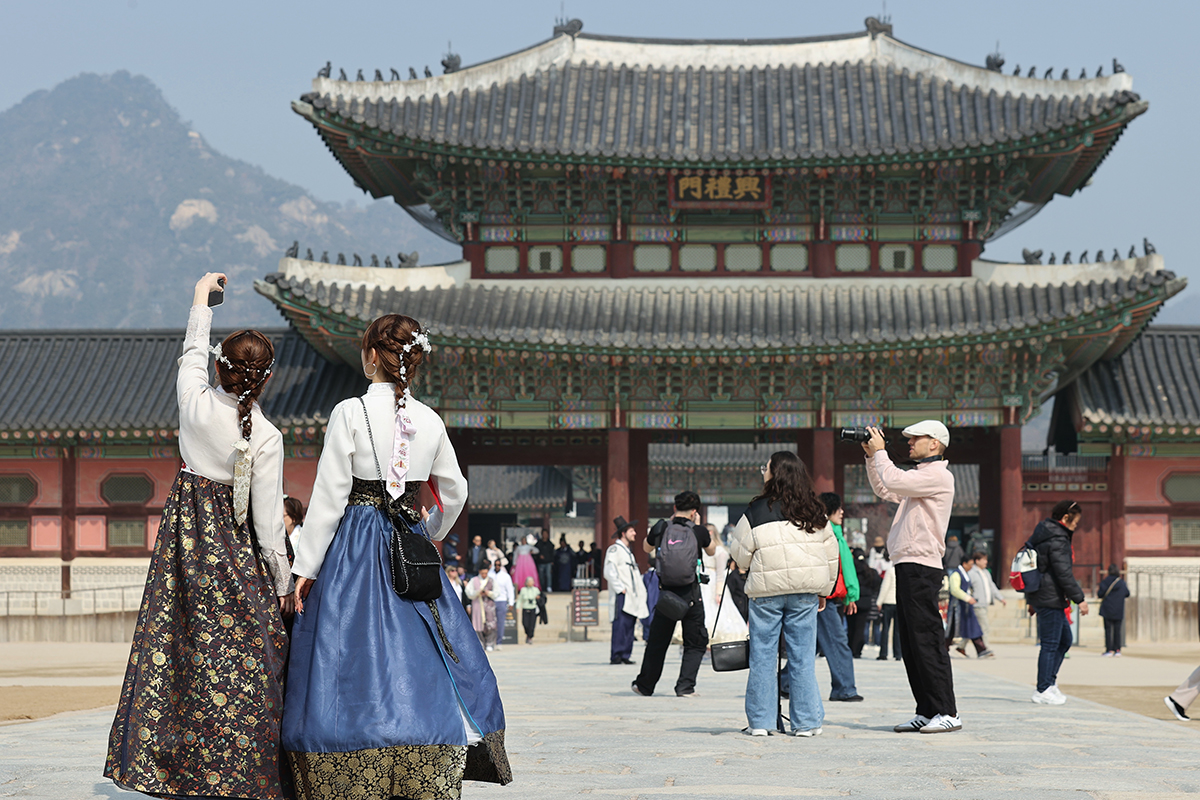 3月10日，在首尔景福宫前，外国游客正在拍照留念。