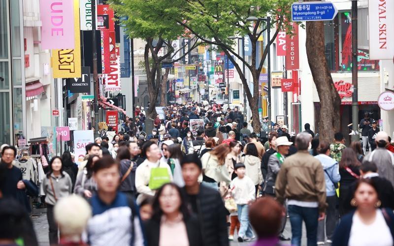 图为去年4月10日的首尔中区明洞街头。图片来源：韩联社