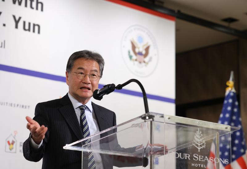 3月18日，在首尔四季酒店举行的驻韩美国商会邀请特别午餐座谈会上，美国驻韩大使代理约瑟夫·尹正在发表旨在扩大韩美同盟与合作的相关方案。图片来源：驻韩美国商会