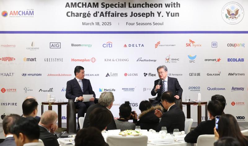 3月18日，在首尔四季酒店举行的驻韩美国商会邀请特别午餐座谈会上，美国驻韩大使代理约瑟夫·尹正在进行座谈。图片来源：驻韩美国商会