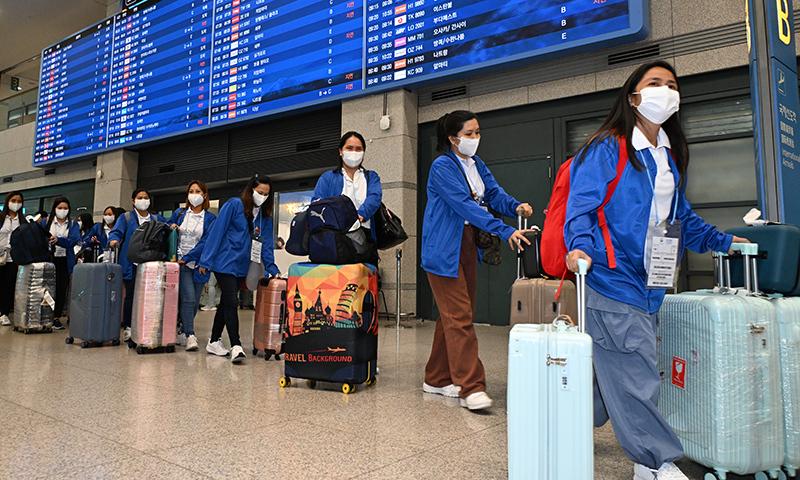 ▲ 지난해 8월 6일 외국인 가사관리사 시범사업에 참여하는 필리핀 노동자들이 인천국제공항을 통해 입국하고 있다. 서울시