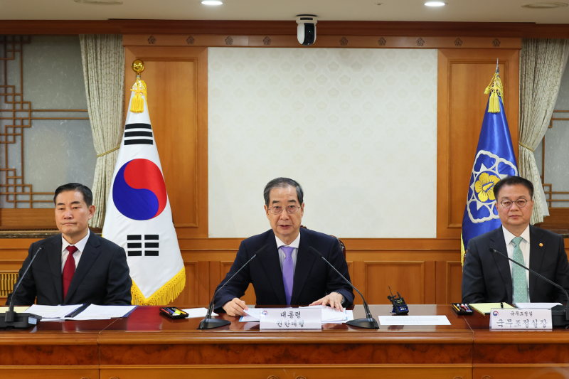 3月24日，韩国代行总统职权的国务总理韩惪洙（从左二）在首尔世宗大路政府首尔办公楼主持国家安全保障会议（NSC）。图片来源：国务总理室