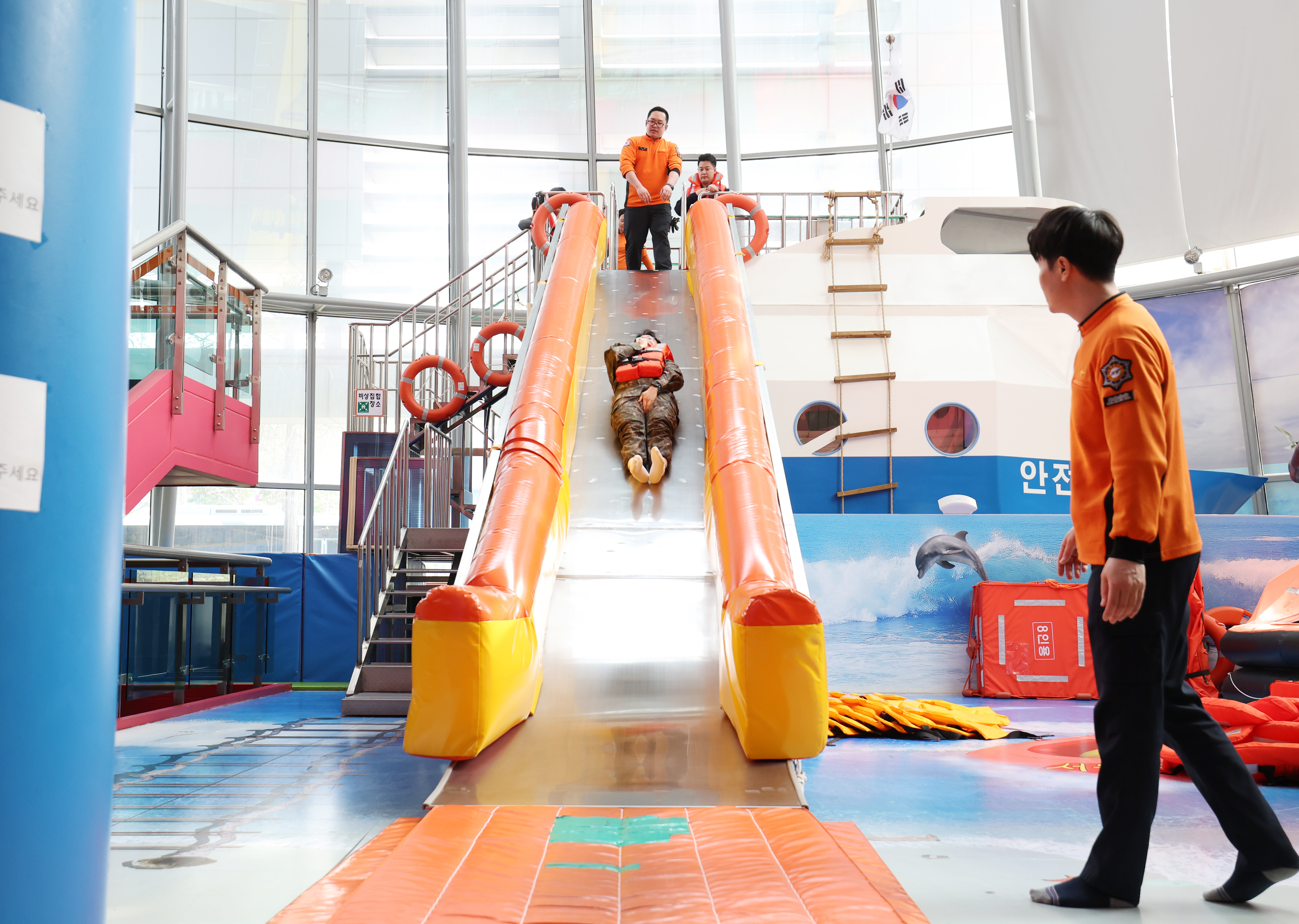 4月16日，为韩国的第11个国民安全日。当天，在首尔市民安全体验馆，一名市民正在体验安全设施。