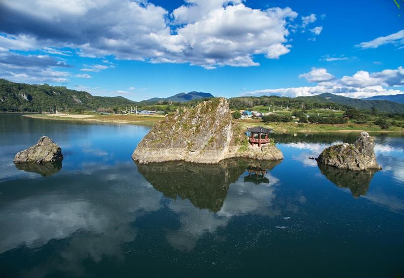 韩国忠清北道丹阳的代表性景点——道潭三峰。三座山峰伫立于江中，展现了韩国典型的喀斯特地貌。图片来源：环境部