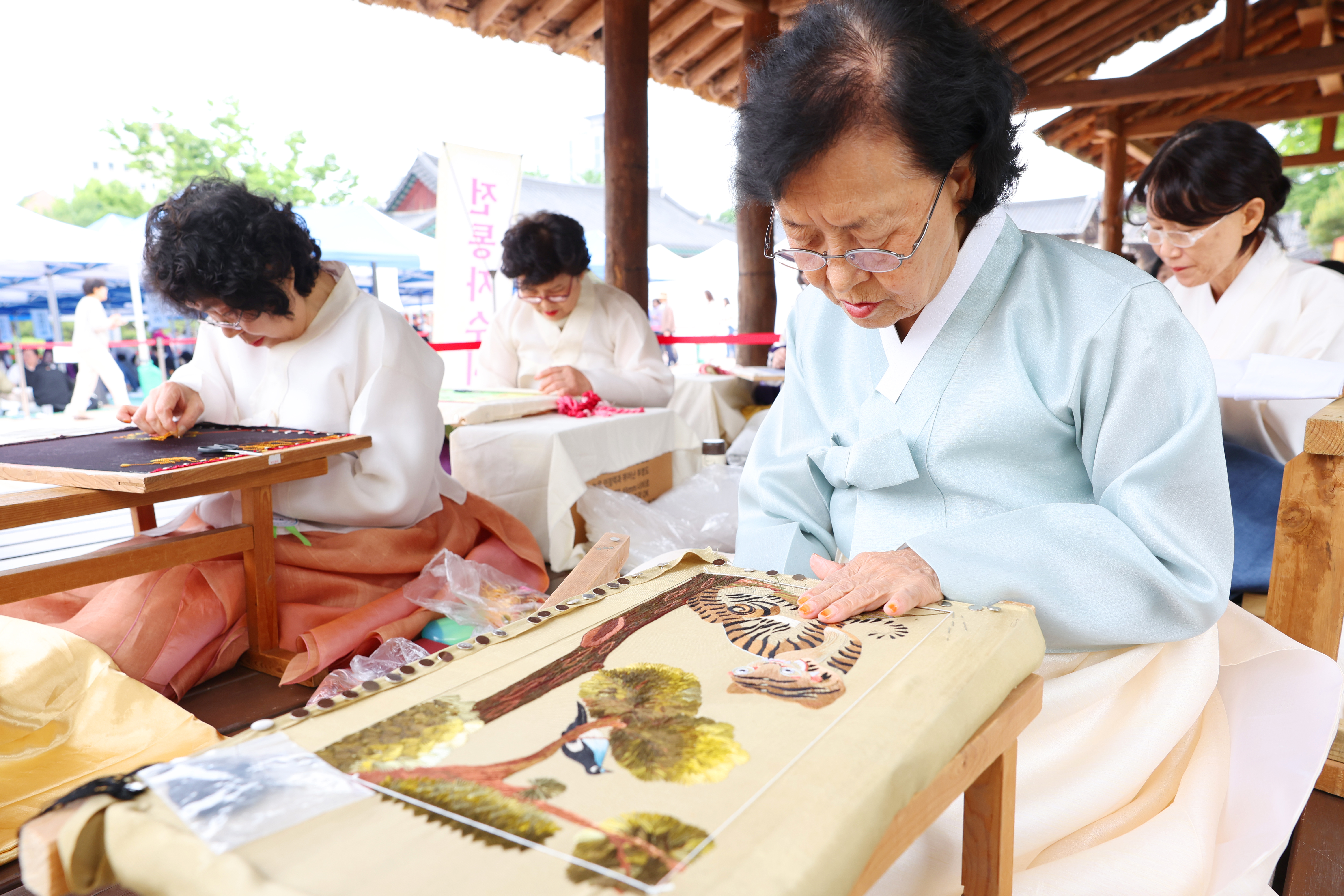 5月19日，在首尔市南山谷韩屋村举行的为纪念第56个申师任堂日才艺大会上，参加者们正在展示韩国传统刺球。