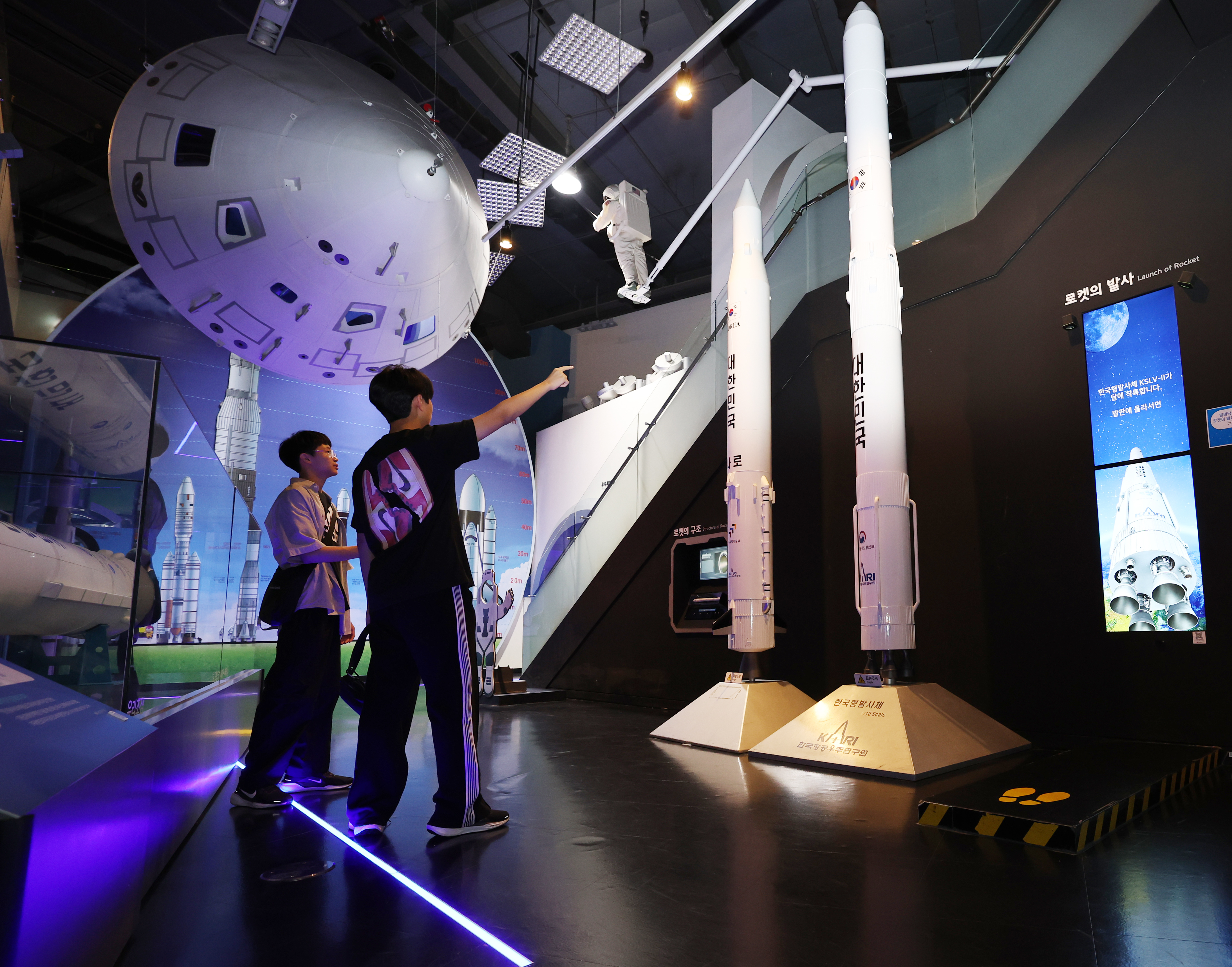 5月27日，为韩国政府制定的首个“宇宙航空日”。图为在国立果川科学馆，来访者们正在观看韩国最早的火箭发射体“罗老”号模型。