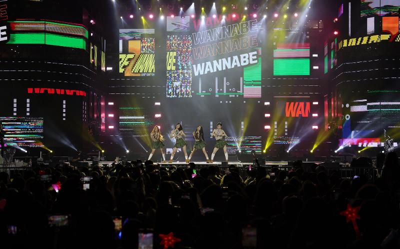 2023年8月11日，在首尔麻浦区世界杯体育场举行的“K-POP Super Live”演唱会上登场的女子组合ITZY。图片来源：韩宣网DB