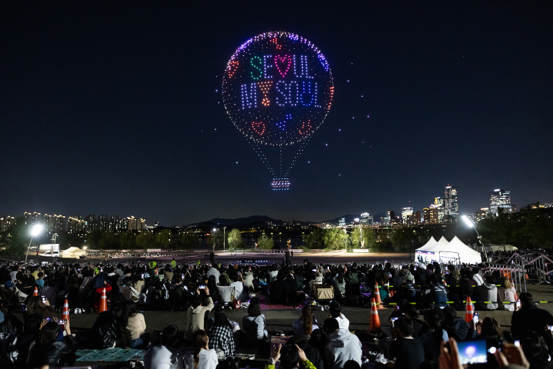 5月，首尔广场、东大门设计广场（DDP）、汉江公园、波拉美公园等主要景点将举办从春日赏花到国际文化交流等丰富多彩的节庆与文化艺术活动。图为2024年“汉江灯光秀”现场。图片来源：首尔市