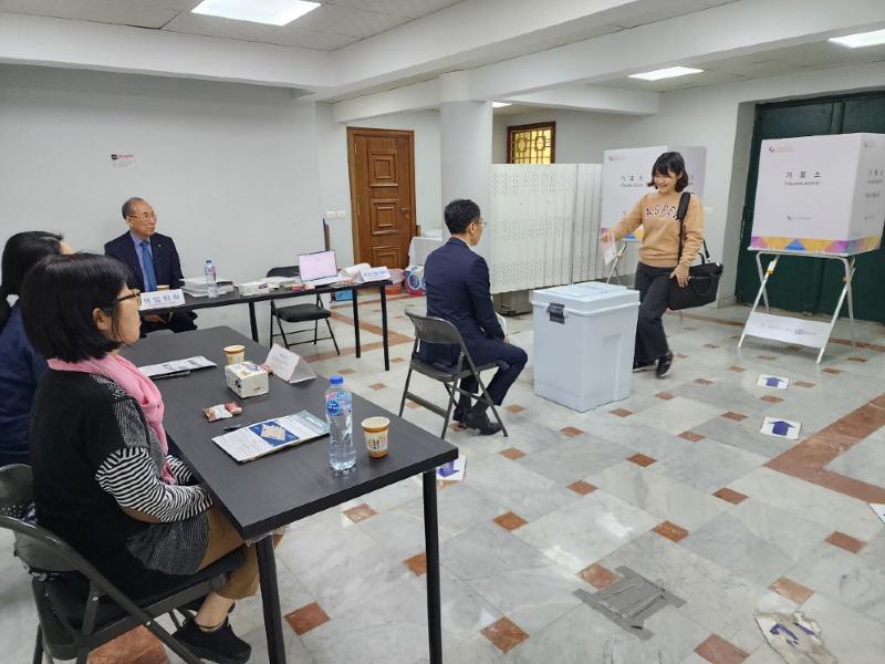 韩国第21届总统选举5月20日启动境外投票。图为去年3月，埃及开罗的韩国驻埃及大使馆内设立的第22届国会议员选举境外选民投票站，当地侨胞正在投票。图片来源：韩联社